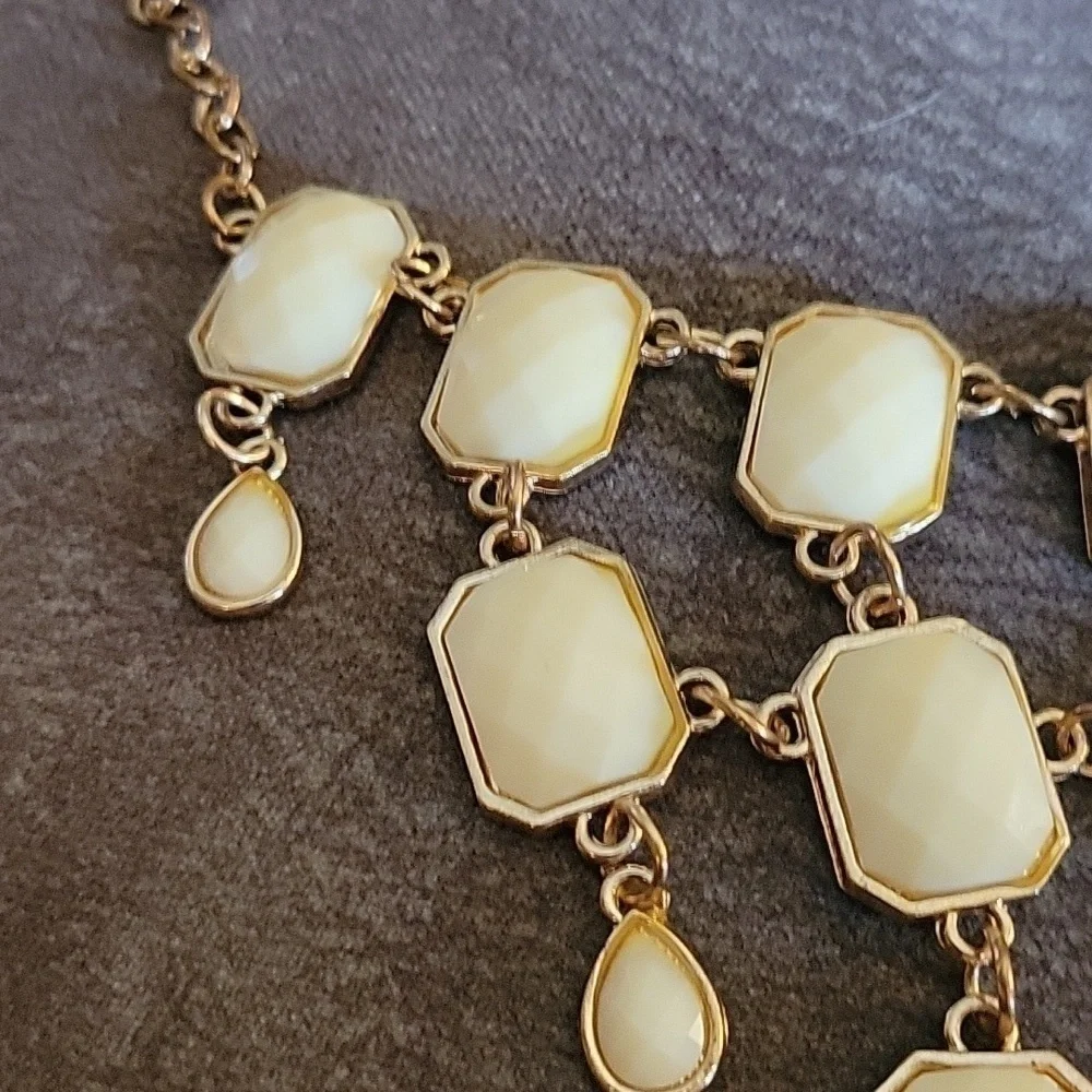3/$30 VTG Creamy Yellow Geometric Cluster Cascade Bib Chandalier Necklace